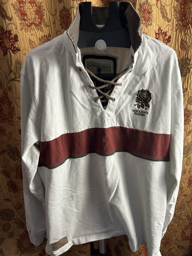 White and maroon - white,